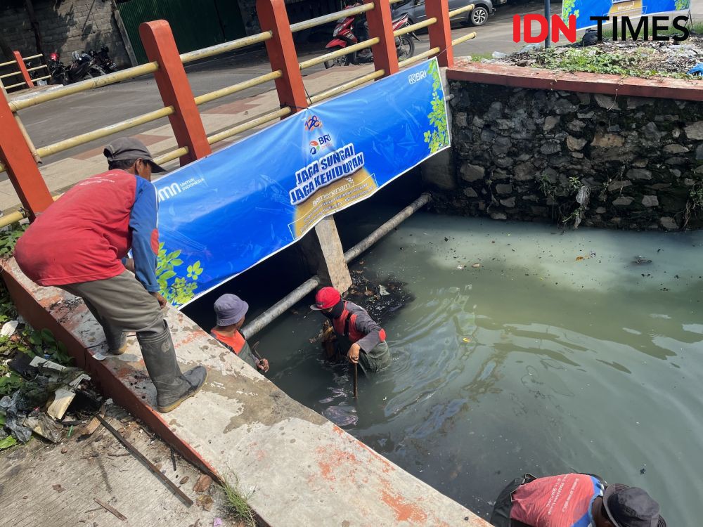 Antisipasi Banjir di Semarang, BRI Bersihkan Sungai Krobokan dan Tanam Pohon