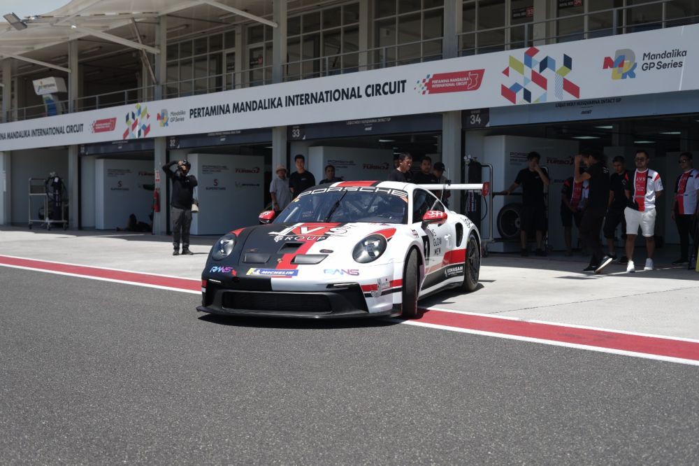 Balapan Kelas GT3, 10 Mobil Porsche Unjuk Gigi di Sirkuit Mandalika