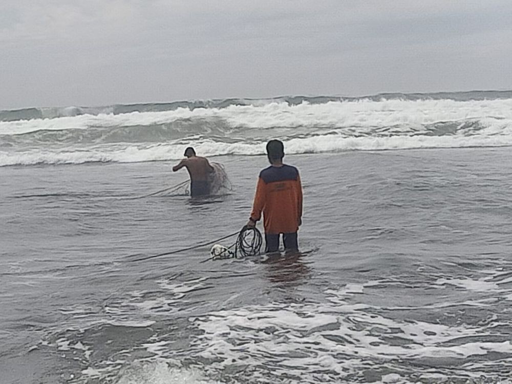 3 Pelajar MTS Terseret Ombak di Pantai Parangtritis, 1 Hilang