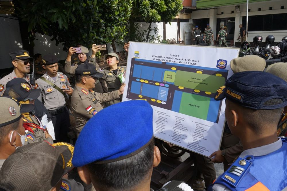 Sudah Dipindahkan Satpol PP Bandung, Tidak Ada Lagi PKL di Alun-alun