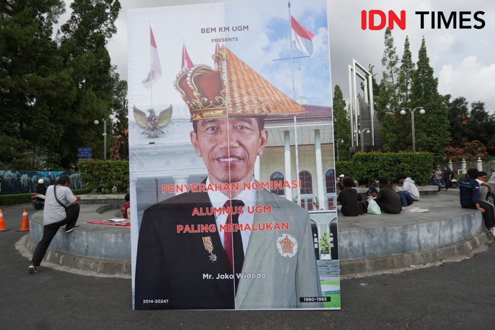 Baliho Jokowi Nominasi Alumnus UGM Paling Membanggakan Dipasang di UGM