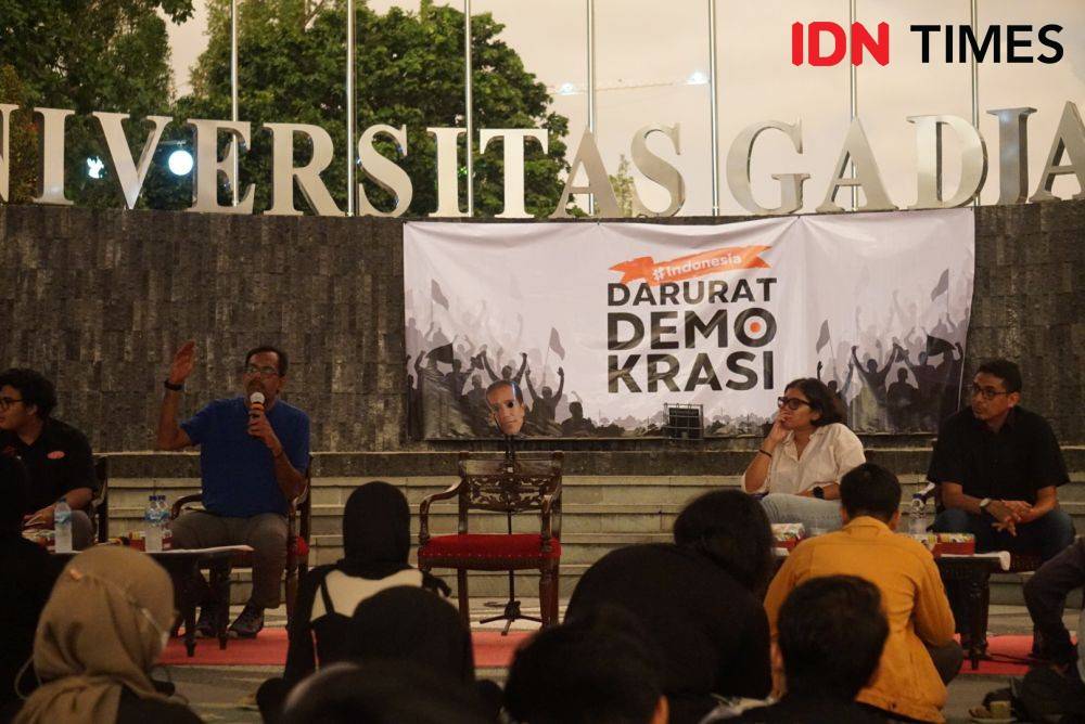 Jokowi Dapat Nominasi Alumnus UGM Paling Memalukan Dari BEM