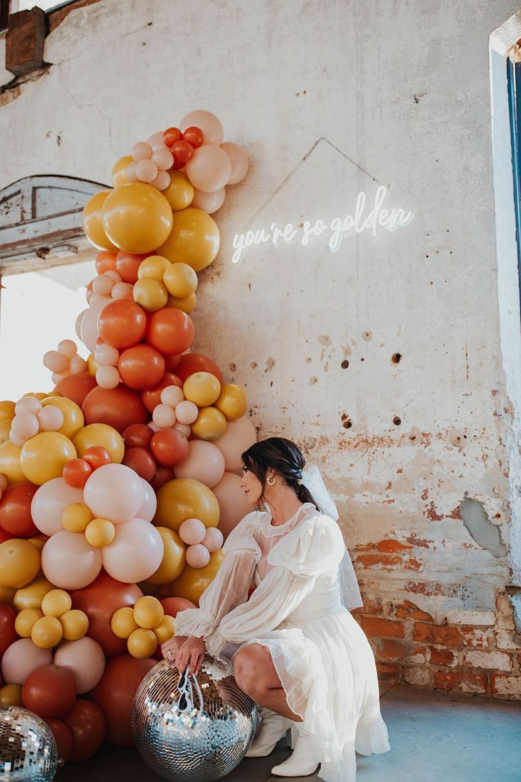 22 Tren Pernikahan 2024 Ala Pinterest Predicts Gaya Retro D   This Groovy Mod Disco Themed Wedding Is Full Of Flowers Creative Backdrop Ideas 100 Layer Cake 2 F4220e8c50abf7391c0db22f93449150 