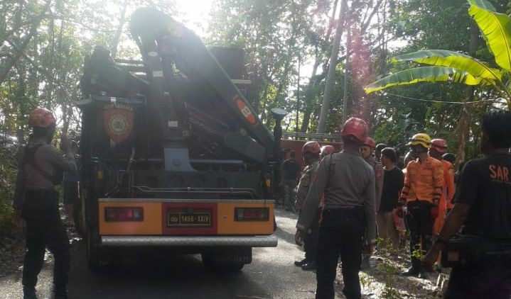 Mobil Masuk Jurang di Cinomati Bantul, 1 Tewas dan 9 Terluka