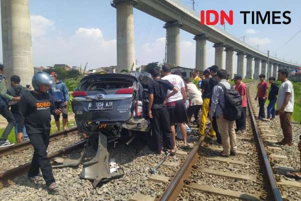 BreakingNews! Minibus Berisi Penumpang Tertabrak Kereta Api