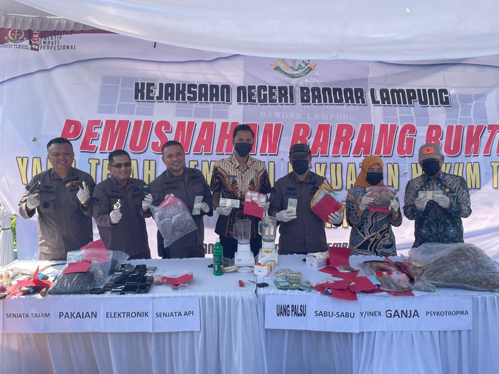 Kejari Bandar Lampung Musnahkan Narkoba, Bom Ikan hingga Kasur Palsu!