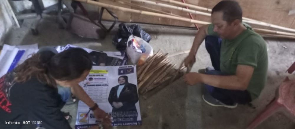 Perangkat Kelurahan Diduga Bantu Pasang Banner Caleg Anak Wali kota