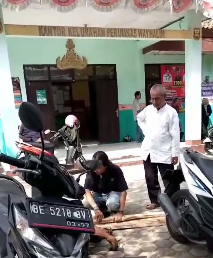 Perangkat Kelurahan Diduga Bantu Pasang Banner Caleg Anak Wali kota