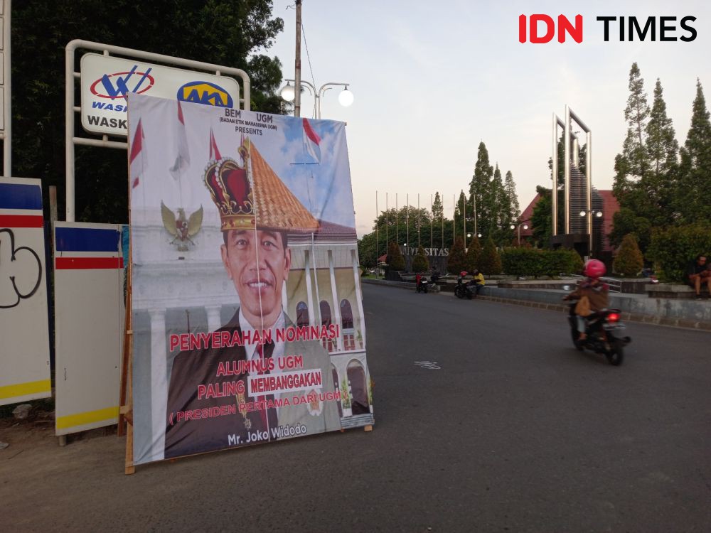 Baliho Jokowi Nominasi Alumnus UGM Paling Membanggakan Dipasang di UGM