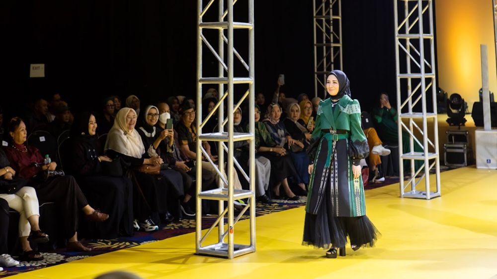 Ikut Fashion Show, Istri Sahrul Gunawan Kenalkan Kain Sarung Majalaya