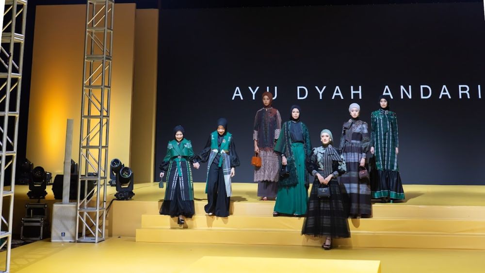 Ikut Fashion Show, Istri Sahrul Gunawan Kenalkan Kain Sarung Majalaya