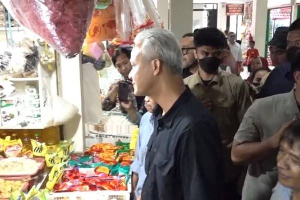 Blusukan Di Pasar Kranggan Bekasi, Ganjar Borong Ikan Asin