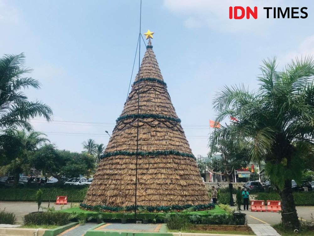 Pohon Natal Berbahan Eceng Gondok di Saloka Park Masuk Rekor MURI!