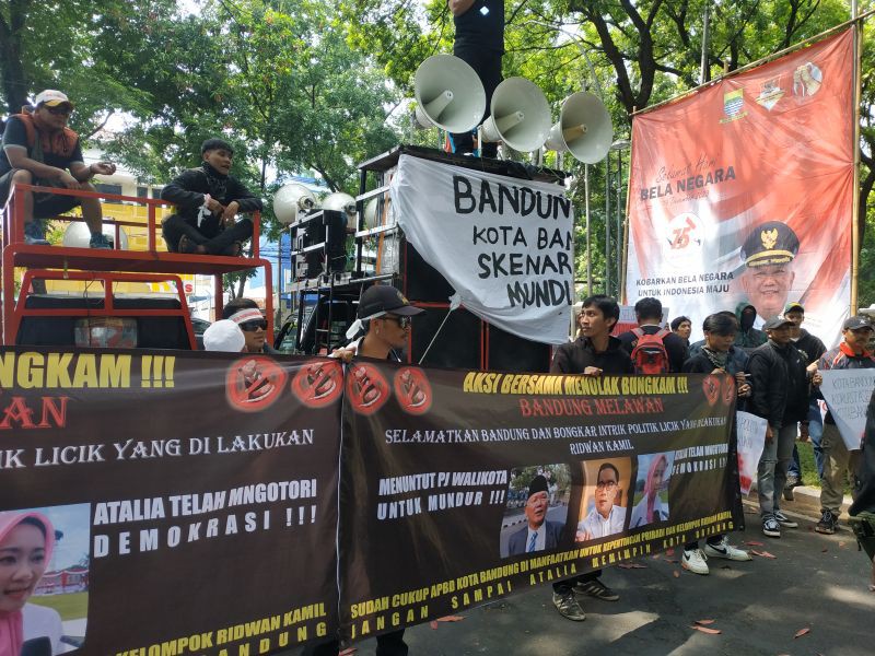 Kinerja Pj Walkot Bandung Dinilai Buruk, Pendemo Lempar Tikus di Balaikota
