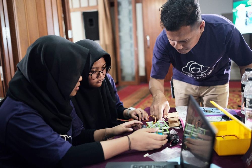 Siswa SMA di Bogor Buat Ide Sarung Tangan Terjemahkan Bahasa Isyarat