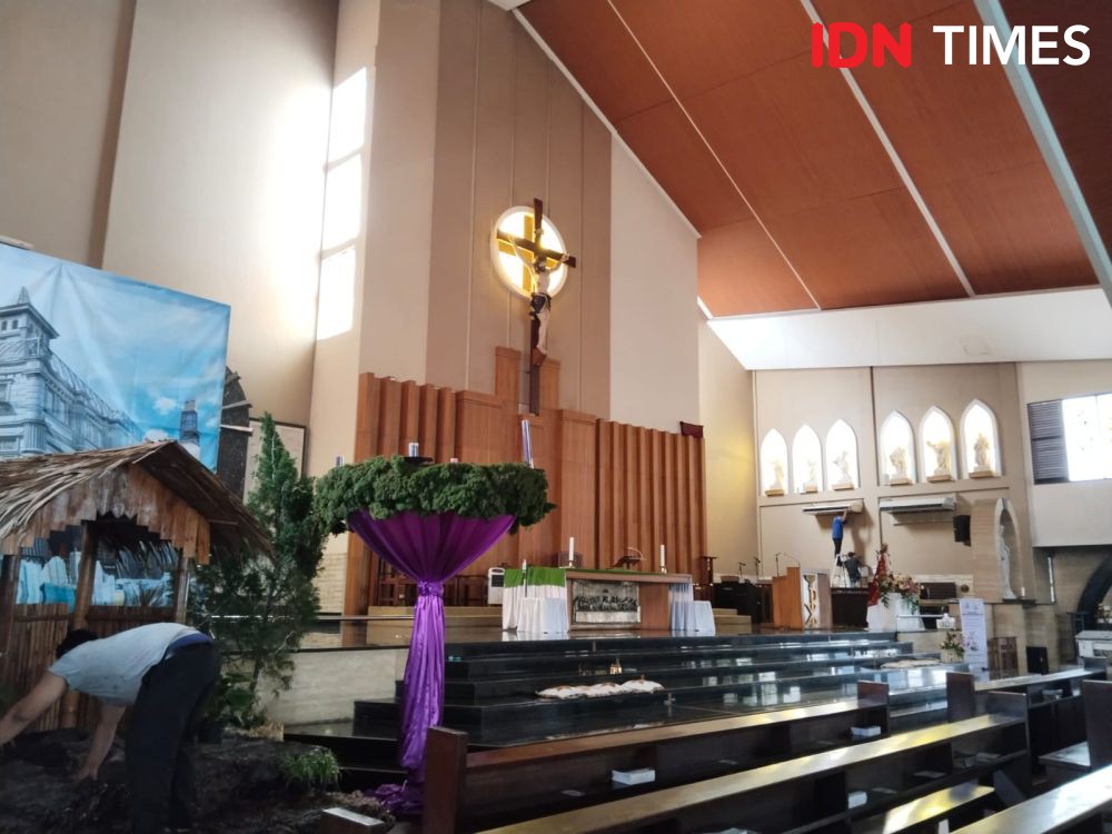 Gereja Palembang Pakai Botol Plastik Bekas Sebagai Pohon Natal