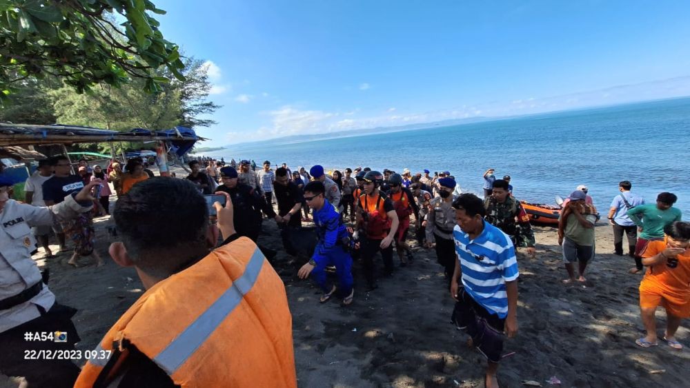 Mayat Pria Tanpa Identitas Mengambang di Perairan Lombok Barat
