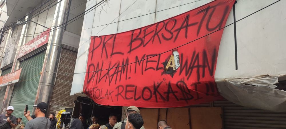 Bentrok PKL, Anggota Satpol PP Kota Bandung Disiram Minyak Panas