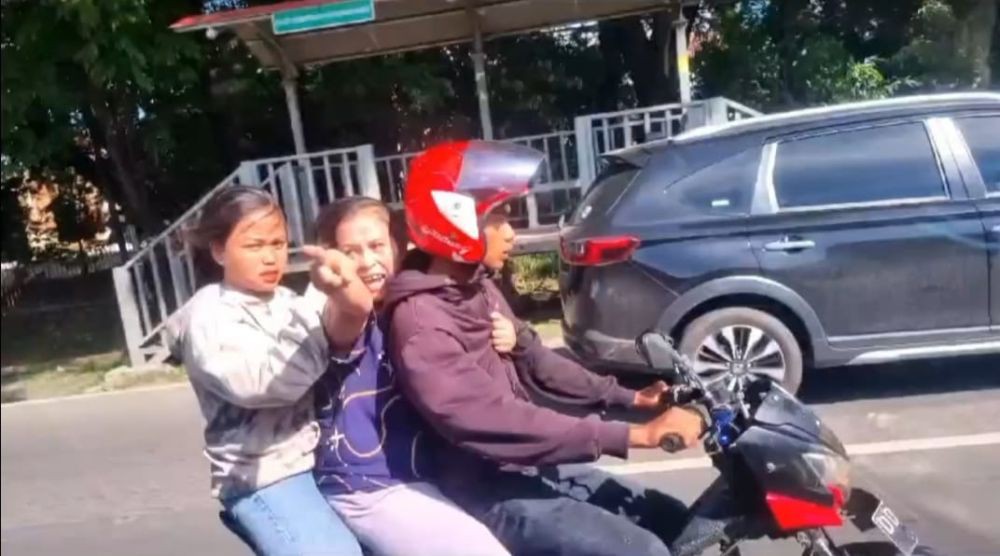 Viral Keluarga Pengamen Kejar dan Lempari Mobil Dinsos Makassar
