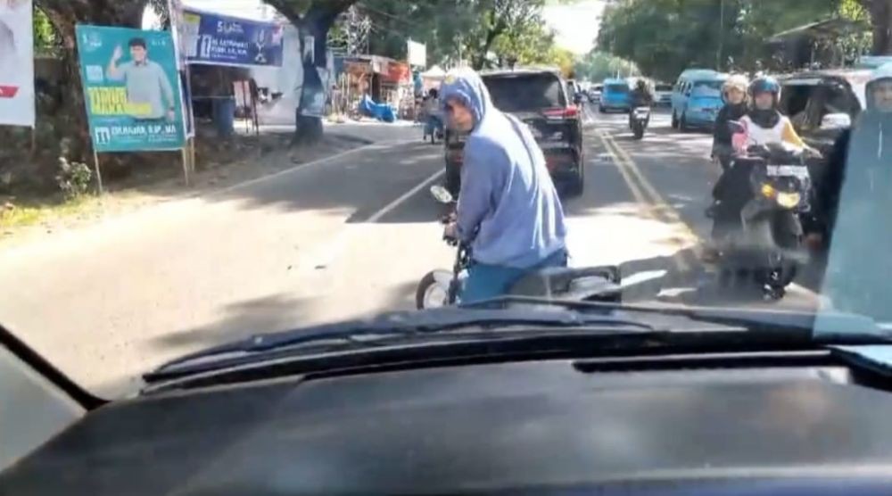 Viral Keluarga Pengamen Kejar dan Lempari Mobil Dinsos Makassar