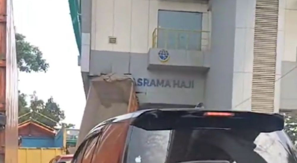 Bak Truk Terbuka Hantam Stasiun LRT Asrama Palembang