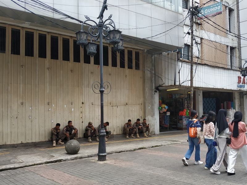 Satpol PP Masih Berjaga di Jalan Dalem Kaum Usai Bentrok dengan PKL 