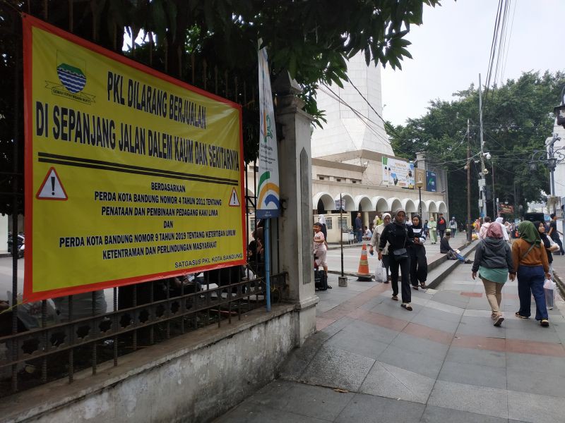 Satpol PP Masih Berjaga di Jalan Dalem Kaum Usai Bentrok dengan PKL 