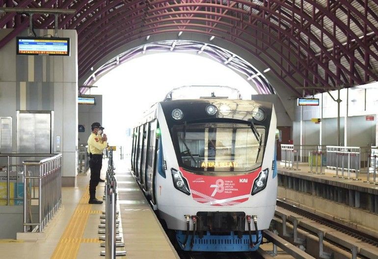 Penumpang LRT Palembang Diizinkan Berbuka Puasa di Kereta