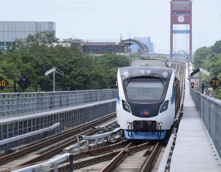 Penumpang LRT Palembang Diizinkan Berbuka Puasa di Kereta