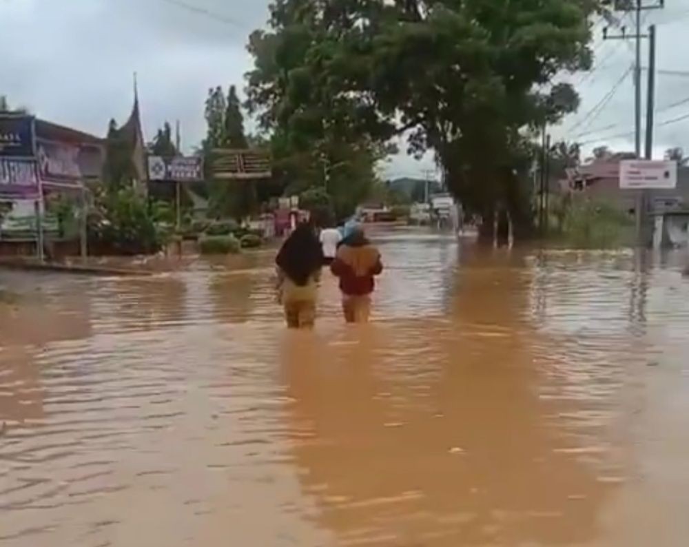 Banjir dan Longsor, Lintas Barat Riau-Sumbar Lumpuh Total