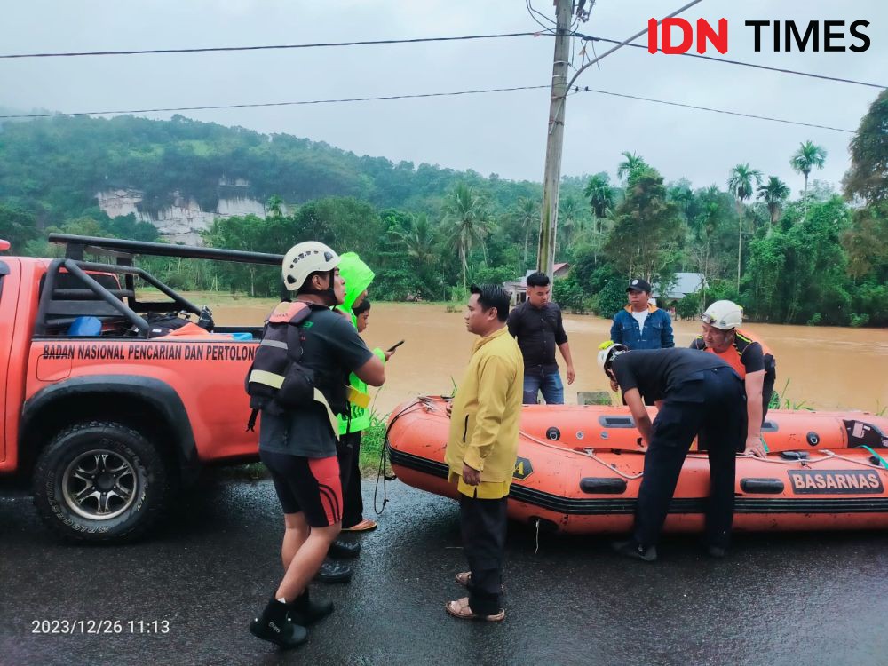 Banjir dan Longsor Memutus Total Jalan Lintas Sumbar-Riau