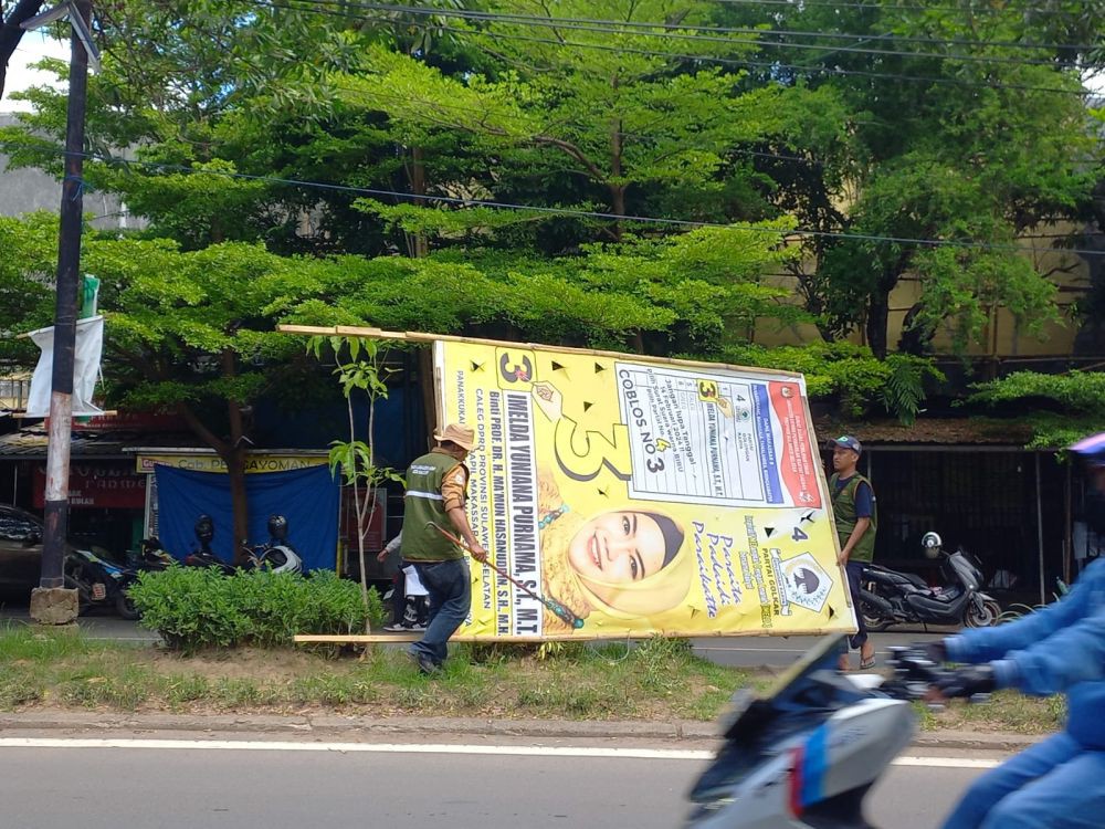 DLH Makassar Kumpulkan 105 Kg Paku dari Poster di Pohon