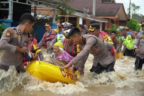 Sungai Rokan Meluap, 320 Rumah Di Kabupaten Rohul Terendam