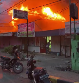 Kericuhan di Jayapura: Belasan Orang Terluka, Puluhan Bangunan Dibakar