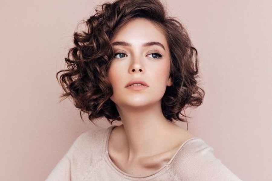 10 Tren Model Rambut Wanita 2024, Klasik tapi Stylish