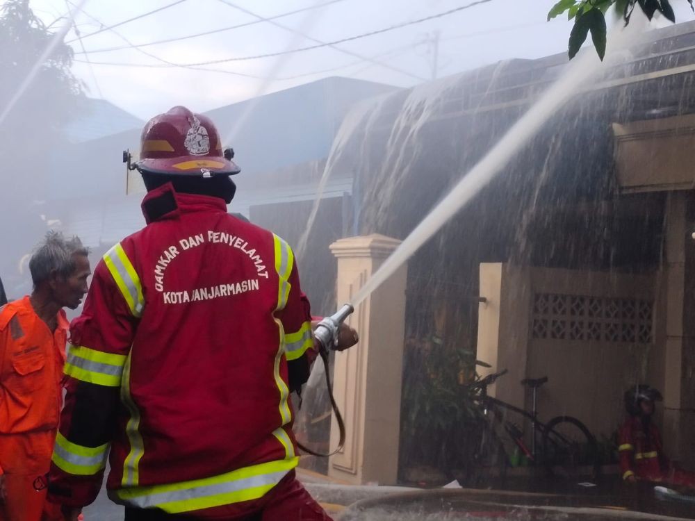 Relawan Damkar di Banjarmasin Tewas Kesetrum saat Pemadaman Kebakaran