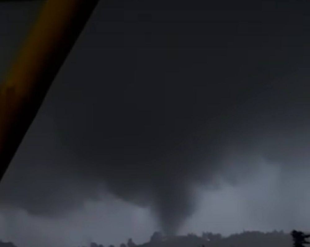 Viral! Angin Puting Beliung Hitam Pekat 'Menari' di Langit KBB