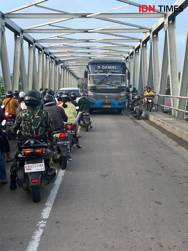 Aksi Heroik Polisi di Kubu Raya, Relakan Motornya untuk Ganjal Bus