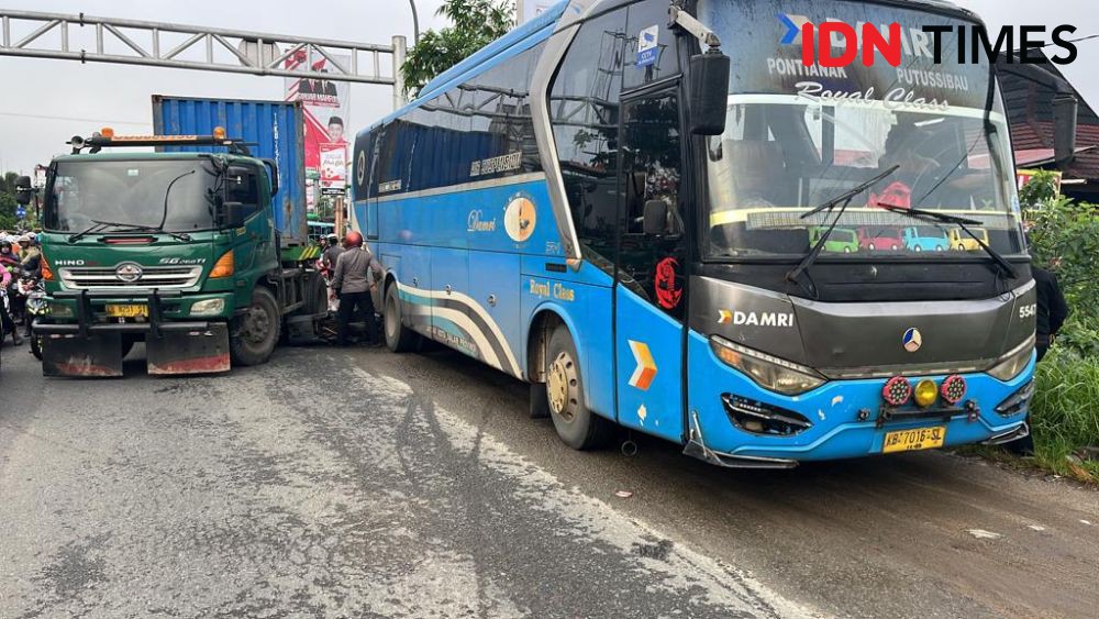 Aksi Heroik Polisi di Kubu Raya, Relakan Motornya untuk Ganjal Bus