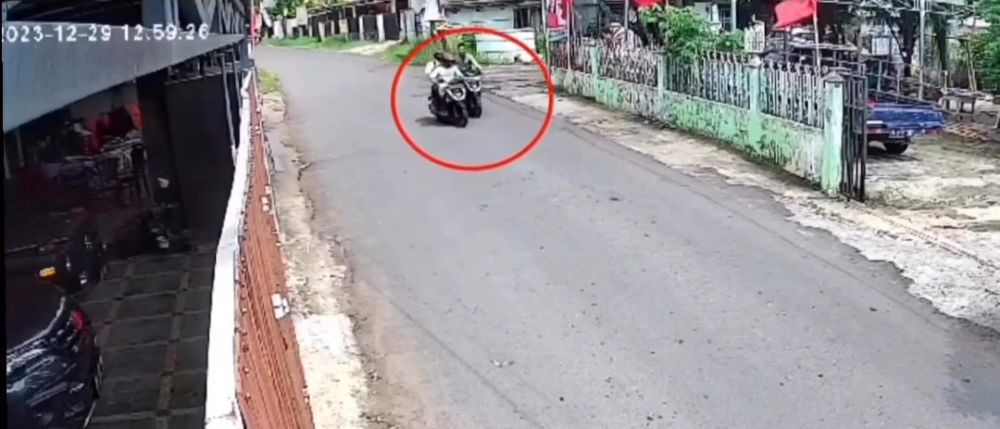 Begal Bawa Senpi Ancam Remaja di Jalan Sepi Palembang Terekam CCTV