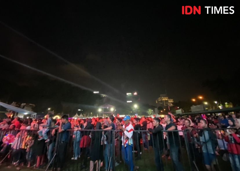 Menanti Light Drone, Masyarakat Tumpah Ruah di Lapangan Benteng Medan