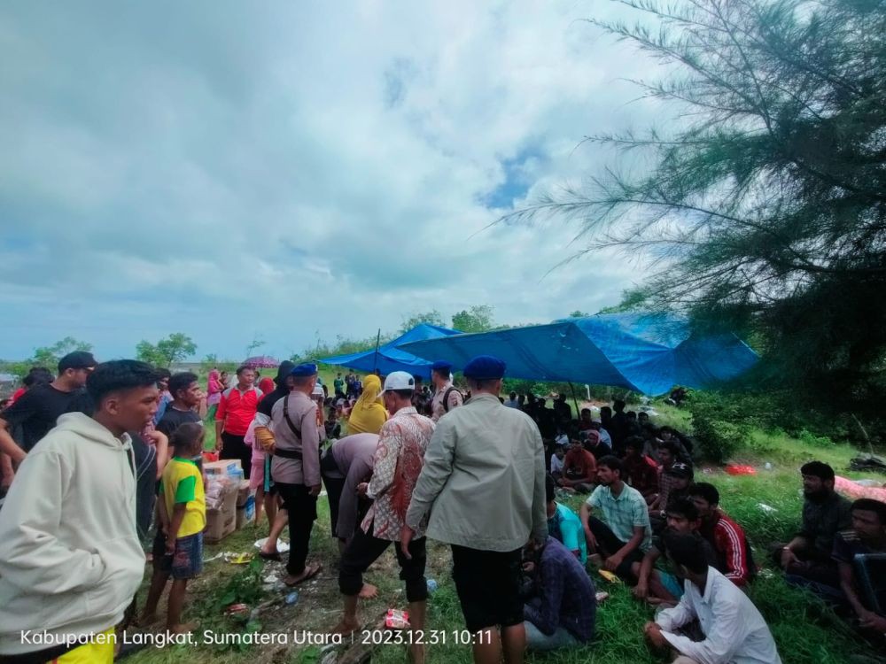 Pemerintah Desa Karang Gading Bantu Logistik Pengungsi Rohingya