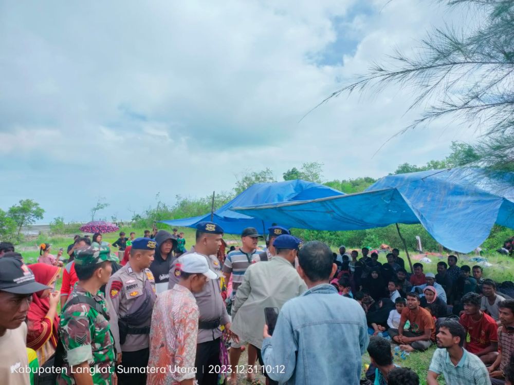 Kepala Desa Karang Gading Sebut Pengungsi Rohingya Masih Tertutup