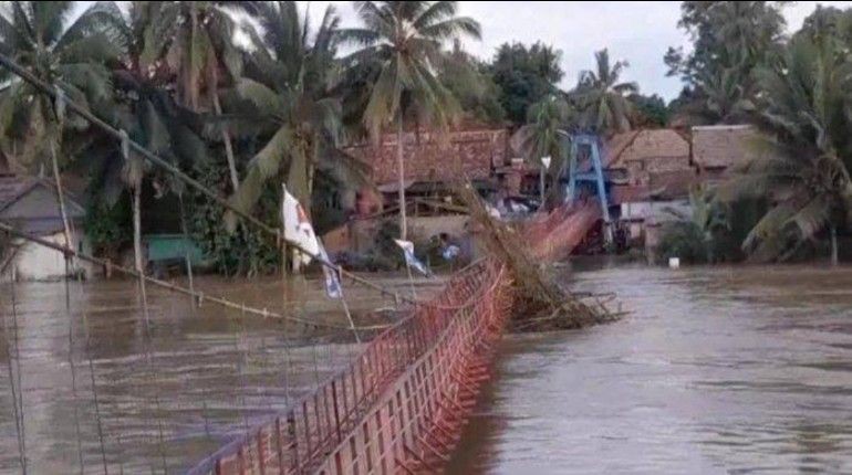 Jembatan Gantung Putus Diterjang Rumpun Bambu, Warga 1 Desa Terisolir