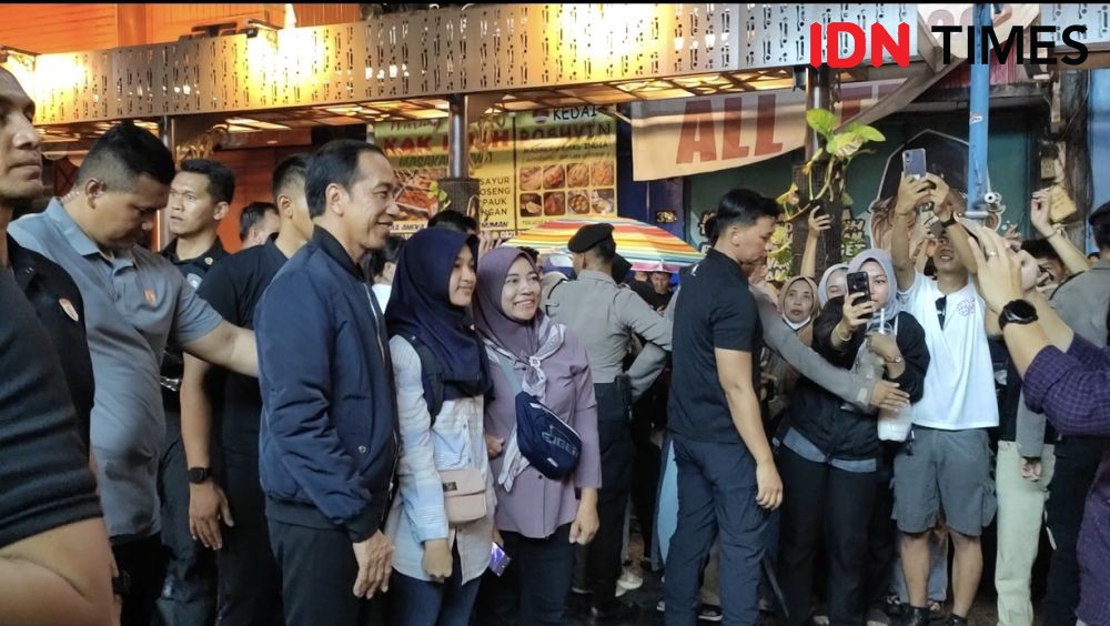 Di Car Free Night Solo, Jokowi Jajan Otak-otak Dibagikan ke Warga