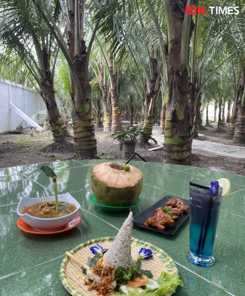 Mencicipi Beragam Kuliner Nusantara di Bawah Pohon Kelapa