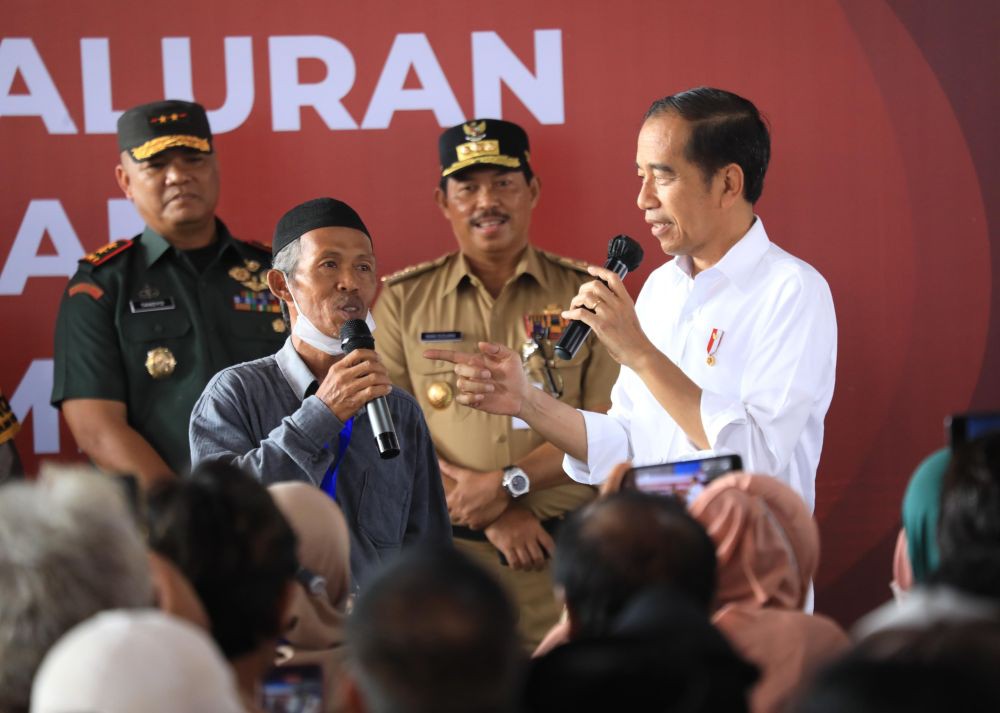Tinjau Gudang Bulog Cilacap, Jokowi Janjikan Beri Bansos Beras 3 Bulan