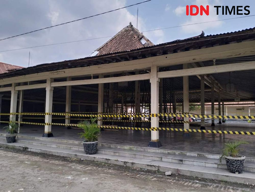 Potret Kerusakan Sasana Mulyo Keraton Solo, Bangunan Diganjal Bambu