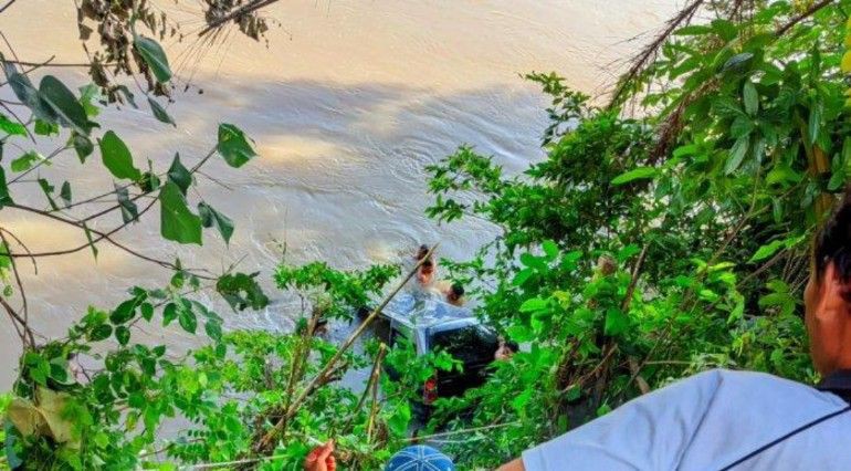 Mobil Xenia Berisi 10 Penumpang Tercebur ke Sungai Komering