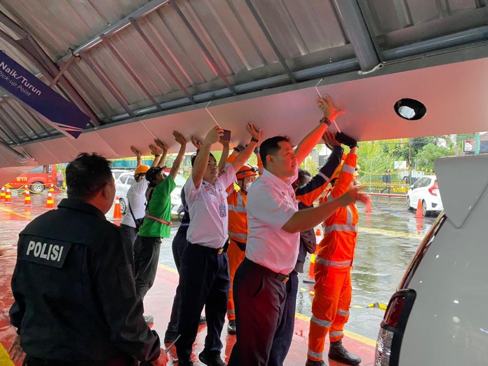 Kanopi di Stasiun Yogyakarta Roboh Timpa 5 Mobil Akibat Hujan Angin